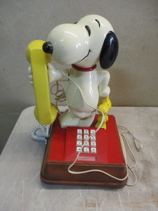 lot 39 image: Vintage Snoopy Phone