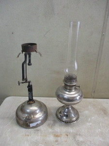 lot 42 image: 2 Vintage Lamps