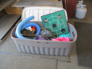 lot 84 image: Tote of water toys