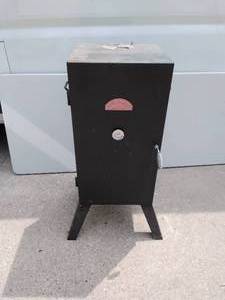 lot 59 image: Smokey Mountain Series Smoker