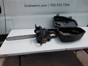 lot 68 image: Craftsman 18 Bar Chainsaw w Case