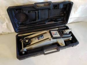 lot 87 image: Indy5 2 Ton Jack with Case