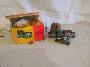 lot 92 image: 4 Duracraft Vise