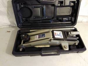 lot 96 image: Indy5 2 Ton Jack with Case