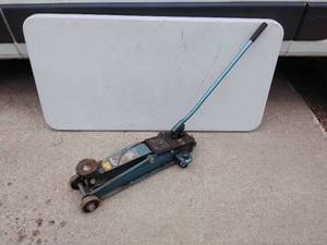 lot 110 image: Floor Jack 2 Ton