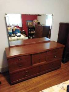 lot 139 image: Bassett Lowboy Dresser