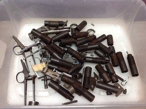 lot 8 image: Misc Gun Parts & Loading Dies