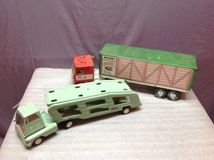 lot 47 image: Toy Semi Tractor Trailers