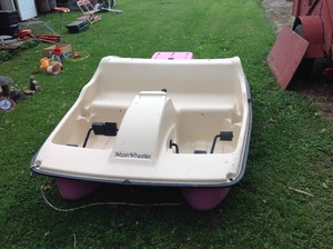 lot 100 image: 4 Person Water Wheeler Paddleboat