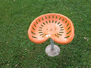 lot 95 image: Tractor Seat on Stand