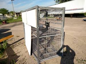 lot 21 image: Wire Security Cage, 94x40x72, No Ke...