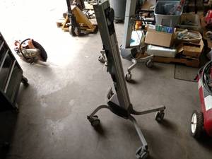 lot 47 image: Ergotron MonitorKeyboard Cart...