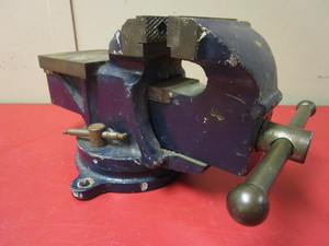 lot 913 image: BENCH VISE, 4