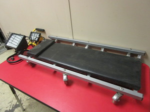 lot 917 image: AUTOMOTIVE CREEPER, WORK LIGHTS