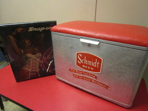 lot 934 image: VINTAGE SCHMIDT BEER COOLER, SNAP-ON WALL CLOCK