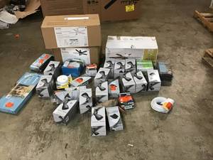 lot 35 image: PALLET OF ASSORTED LIGHTING SEE PICS