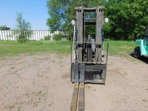 lot 4 image: 2003 Cat GC30K Forklift