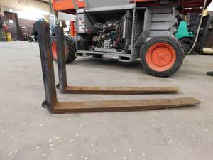 lot 15 image: Set of 1.75 x 5 x 48 Class III Forks