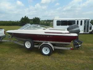 lot 3 image: 2000 Maxum Outboard with Trailer