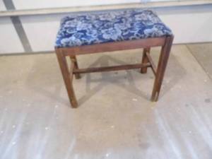 lot 4 image: Vanity Bench