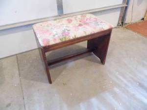 lot 5 image: Vanity Bench