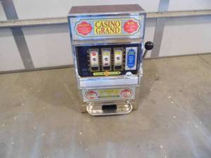 lot 9 image: Slot Machine
