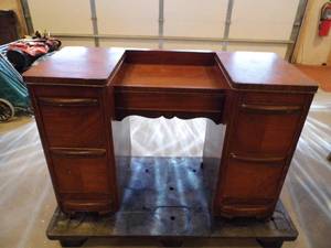 lot 20 image: Vanity w Mirror