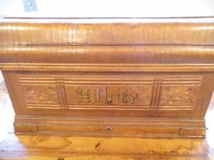 lot 23 image: White Sewing Machine w Cabinet