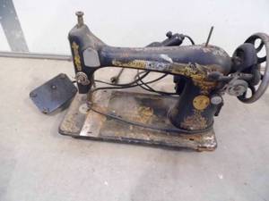 lot 24 image: Singer Sewing Machine