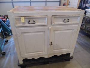 lot 28 image: Cabinet