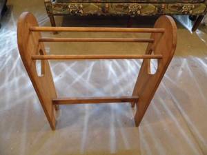 lot 37 image: Quilt Rack