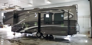 lot 1 image: 2010 Gulfstream P36FTE 5th Wheel Trailer