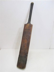 lot 27 image: Vintage GRADIDGE Len Hutton Autograph Model Cricket Bat
