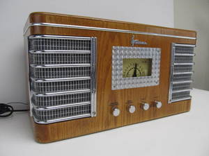 lot 33 image: Working Vintage Style EMERSON Model NR53 RadioCD Player