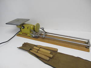 lot 50 image: Working Vintage Shopmate Woodworking Sabre-Lathe & Chisels