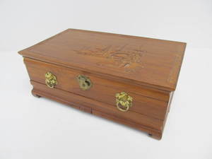 lot 98 image: Vintage Carved Wood Chinese Jewelry Box