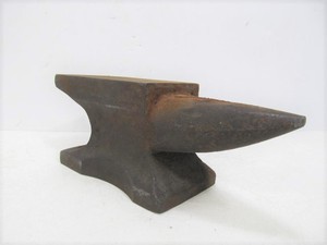 lot 117 image: Antique Iron Anvil