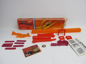 lot 141 image: Vintage 1960s Mattel Hot Wheels Stunt Action Set wBox