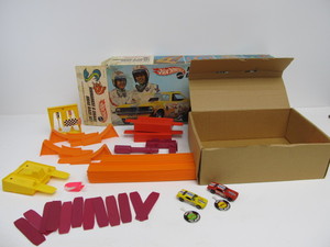 lot 144 image: Vintage 1960s Hot Wheels RED LINES Mongoose & Snake Drag Race Set wBox