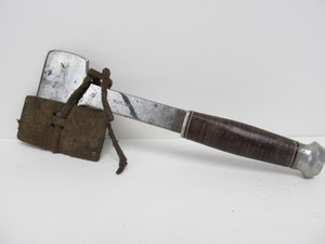lot 163 image: Vintage Smaller Size Robeson Hatchet wLeather Head Cover