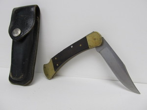 lot 179 image: Vintage Model 110 Buck Knife wOriginal Leather Case