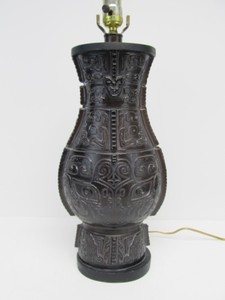 lot 185 image: Vintage Cast Metal Oriental Design Table Lamp 