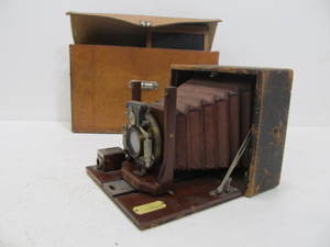 lot 210 image: Antique Rochester Optical VICTOR Portable Camera Set