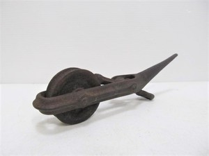lot 225 image: Old Antique Small Cast Iron Pulley Mechanism