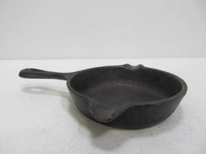 lot 226 image: Vintage WAGNER WARE Cast Iron No. 1050 Ashtray Skillet