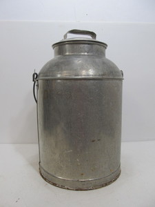 lot 277 image: Antique 20 Quart Dairy Milk Can