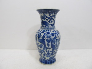 lot 312 image: Vintage Hand Painted Blue & White Koi Design Chinese Vase