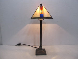 lot 314 image: Contemporary Arts & Crafts Style Stained Glass Small Table Lamp