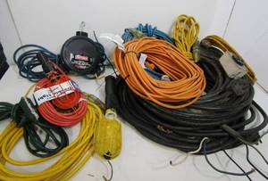 lot 255 image: Lot of Assorted Extension Cords & Shop Lights