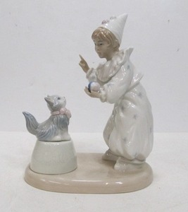 lot 86 image: Signed CASADES Lladdro Style Porcelain Figurine - Child with Kitten